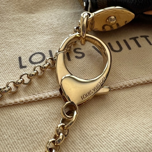 Louis Vuitton Milla MM Pochette - Picture 8 of 13